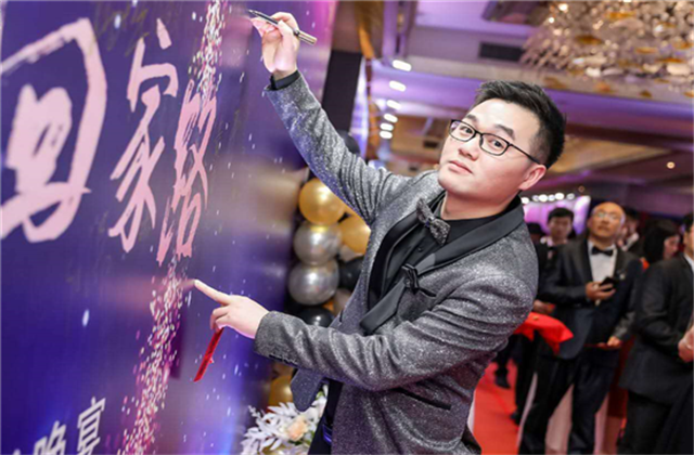 【高光“疫”事】勇敢逆行的特殊“网约车”——太阳成集团tyc151cc90后，用信念打通生命运输线